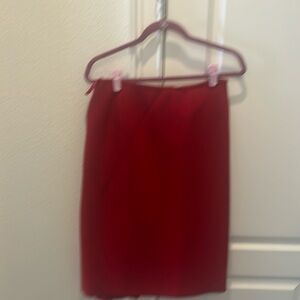 Fully lined jacket 3 buttons 2 pockets v neck matching skirt 3 kick pleats back